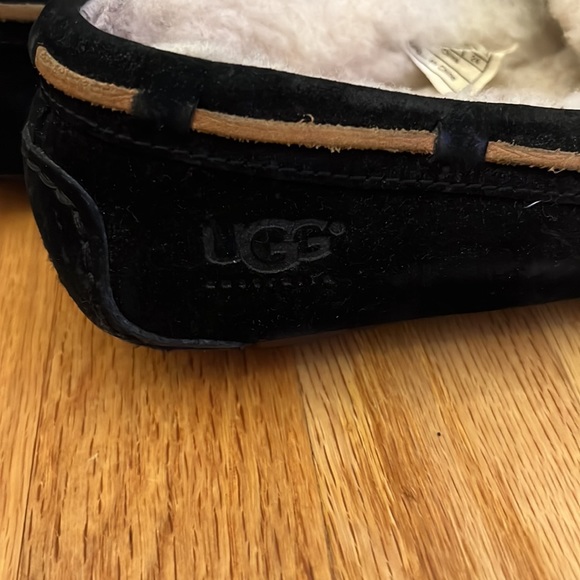 UGG SLIPPERS - Size 7 - Picture 3 of 5